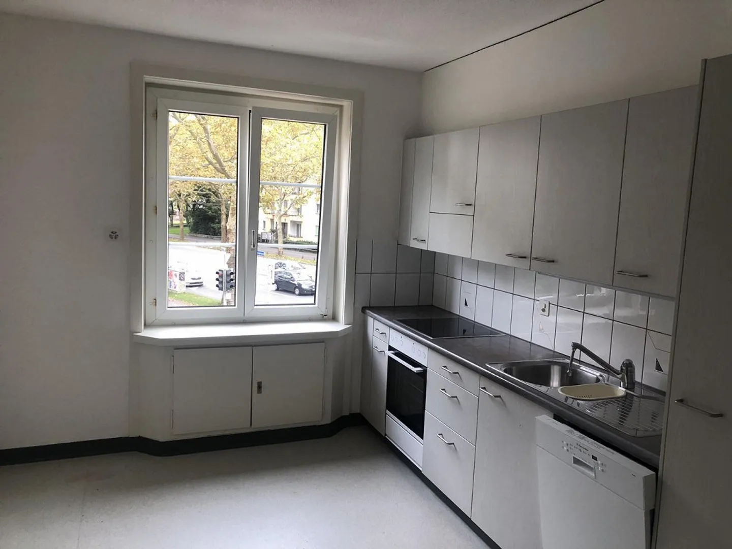 Central apartment perfect for singles! - Photo 3 of 6