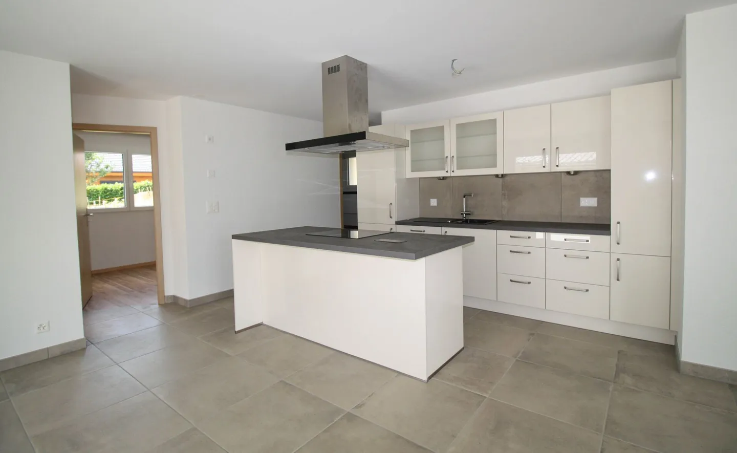 Superb 4.5-room apartment with terrace and unobstructed view in Collonges - Photo 3 of 11