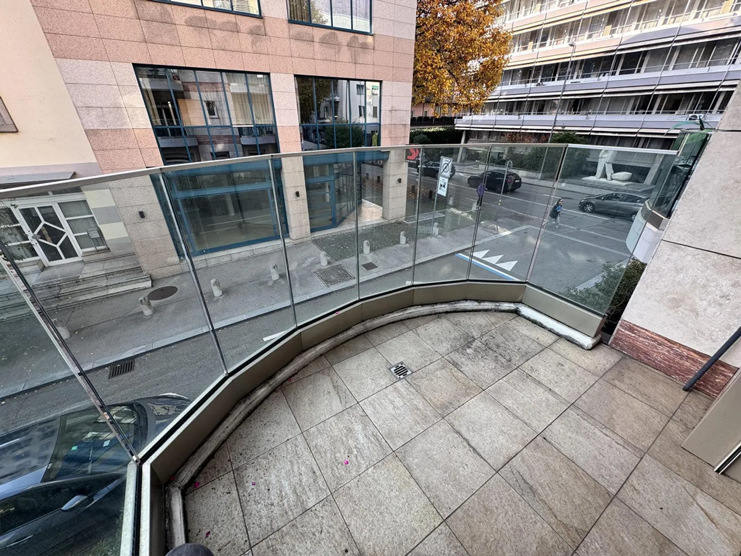 APPARTAMENTO LUMINOSO DI 2,5 STANZE CON BALCONE E 2 POSTI AUTO NEL CENTRO DI LUGANO - Foto 3 di 10