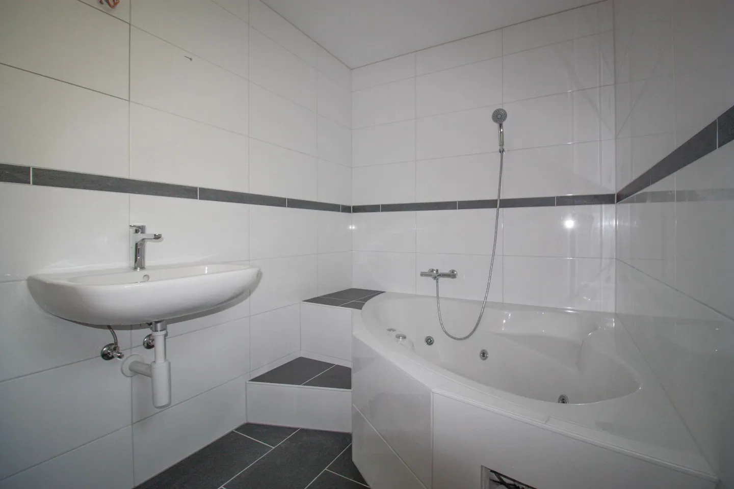 Superb 4.5-room apartment with terrace and unobstructed view in Collonges - Photo 10 of 11