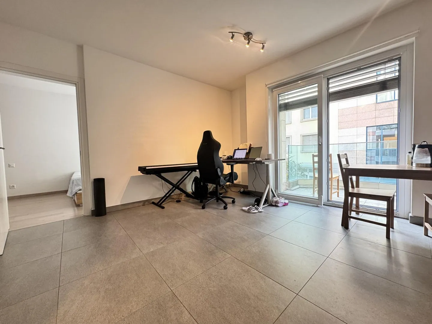 APPARTAMENTO LUMINOSO DI 2,5 STANZE CON BALCONE E 2 POSTI AUTO NEL CENTRO DI LUGANO - Foto 2 di 10