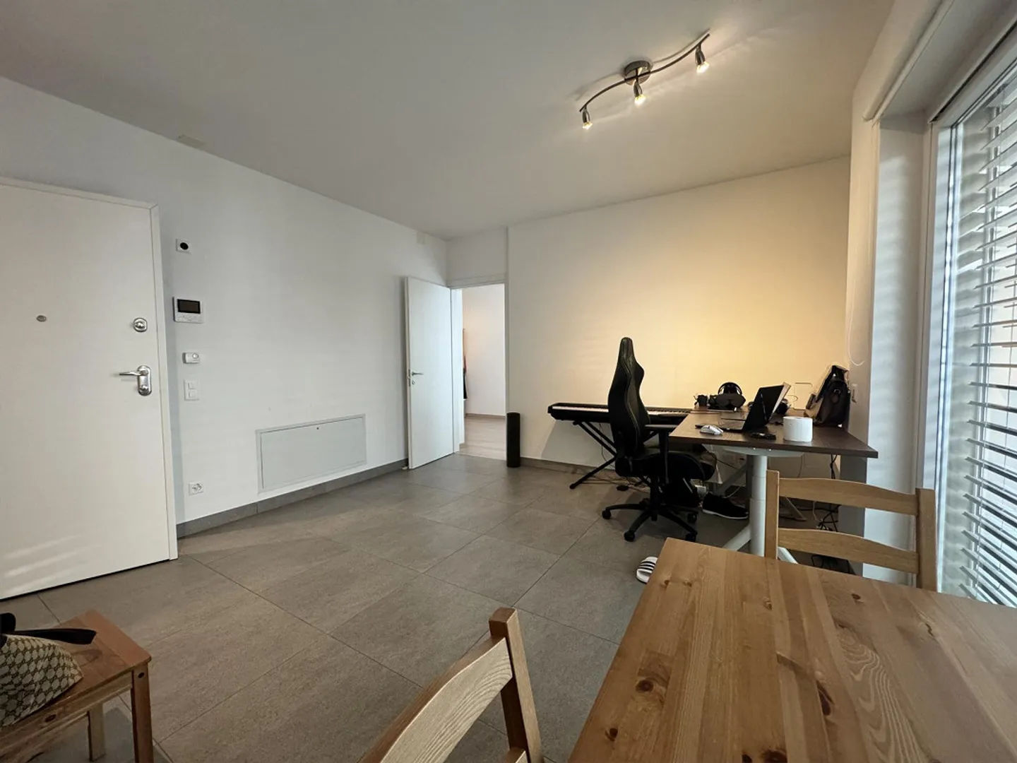 APPARTAMENTO LUMINOSO DI 2,5 STANZE CON BALCONE E 2 POSTI AUTO NEL CENTRO DI LUGANO - Foto 4 di 10