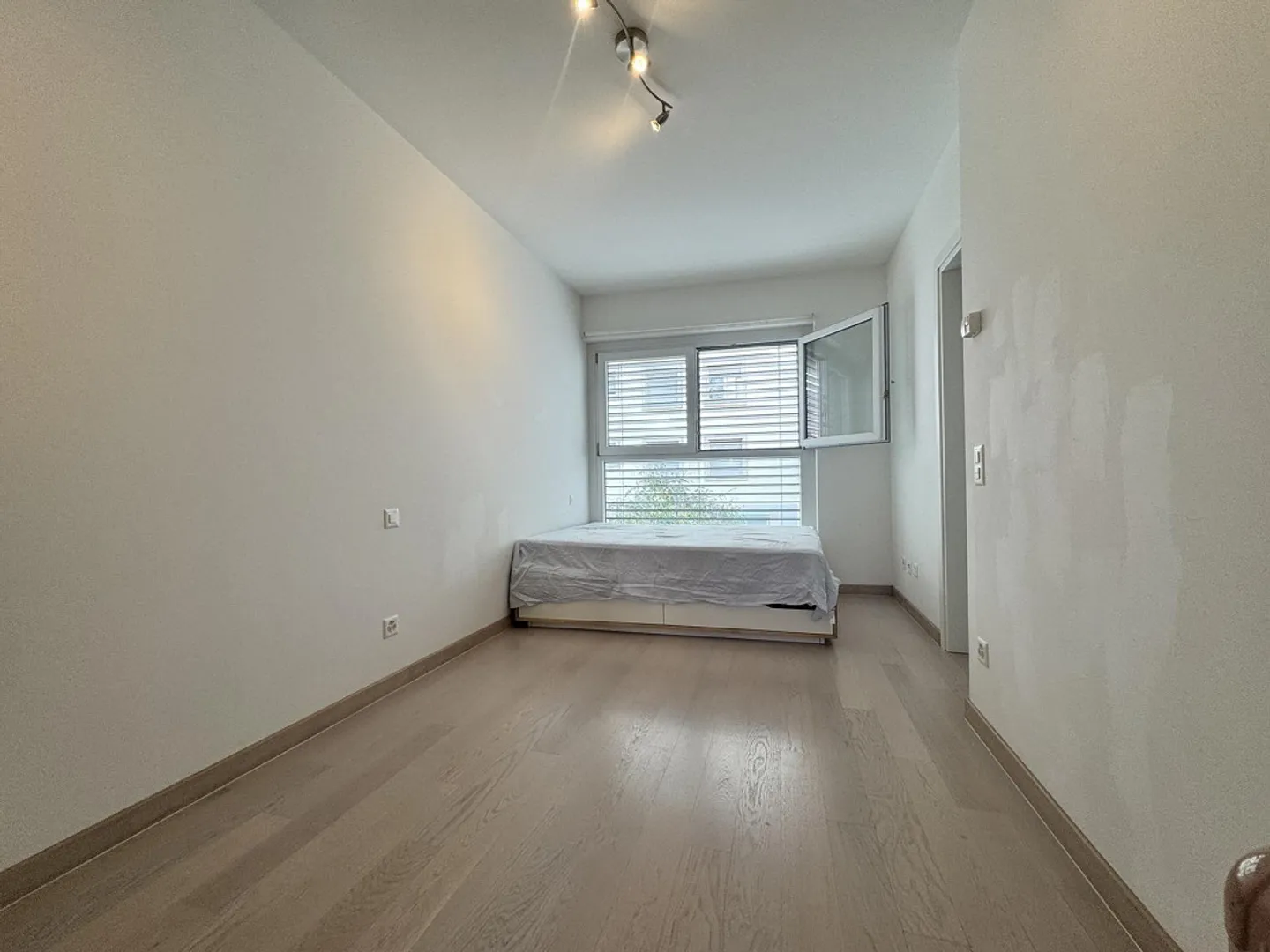 APPARTAMENTO LUMINOSO DI 2,5 STANZE CON BALCONE E 2 POSTI AUTO NEL CENTRO DI LUGANO - Foto 6 di 10