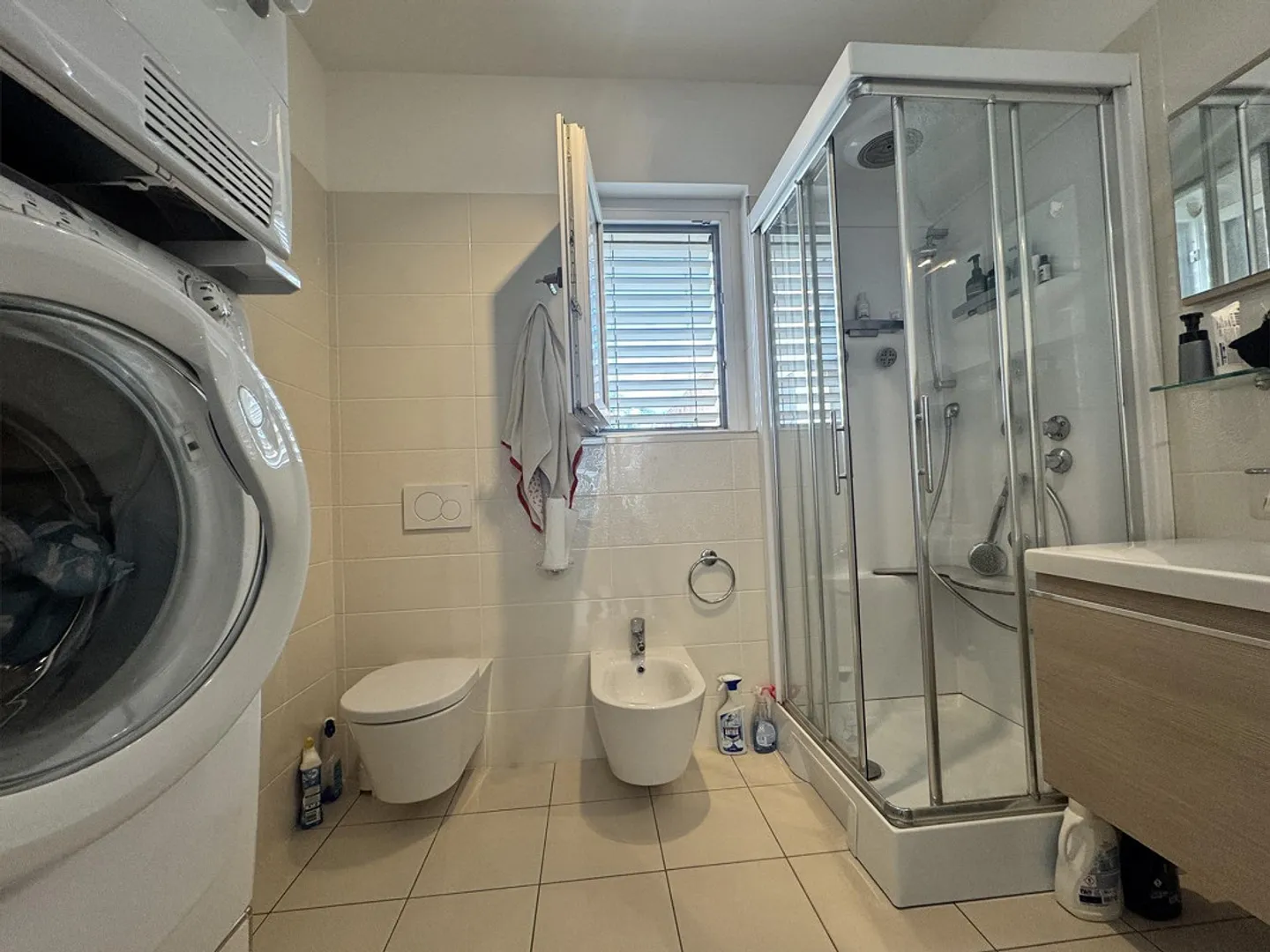 APPARTAMENTO LUMINOSO DI 2,5 STANZE CON BALCONE E 2 POSTI AUTO NEL CENTRO DI LUGANO - Foto 8 di 10