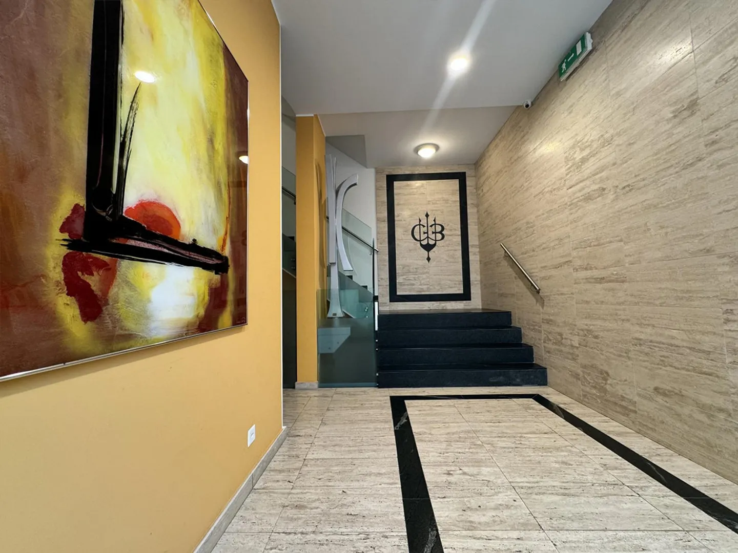 APPARTAMENTO LUMINOSO DI 2,5 STANZE CON BALCONE E 2 POSTI AUTO NEL CENTRO DI LUGANO - Foto 9 di 10