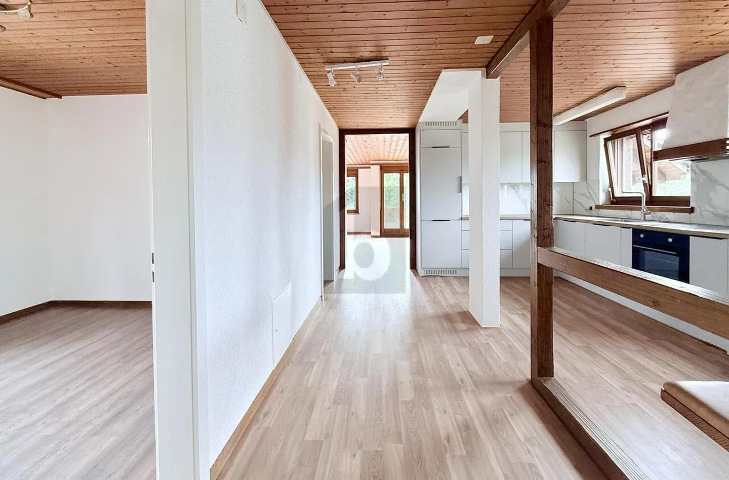 Grosszügige Wohnung mit zwei Balkonen - Foto 2 von 6