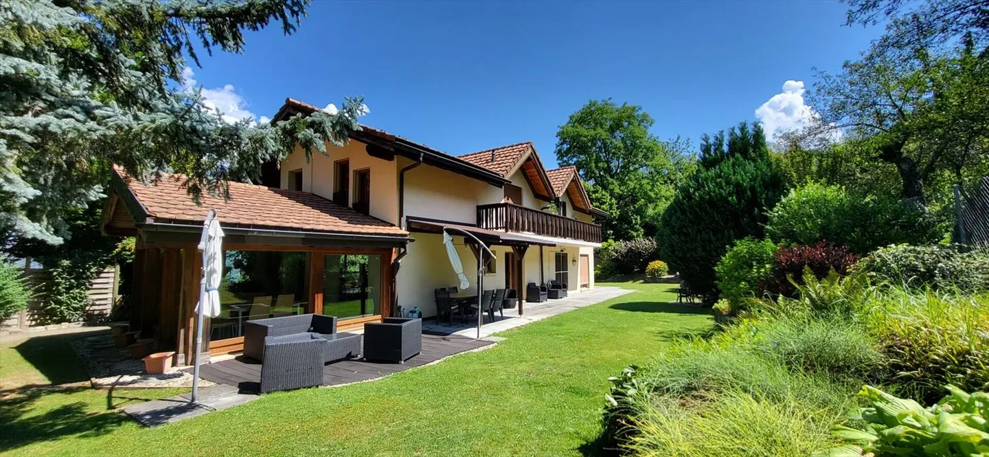 Propriété pleine de caractère composée de 3 appartements - Photo 1 sur 13