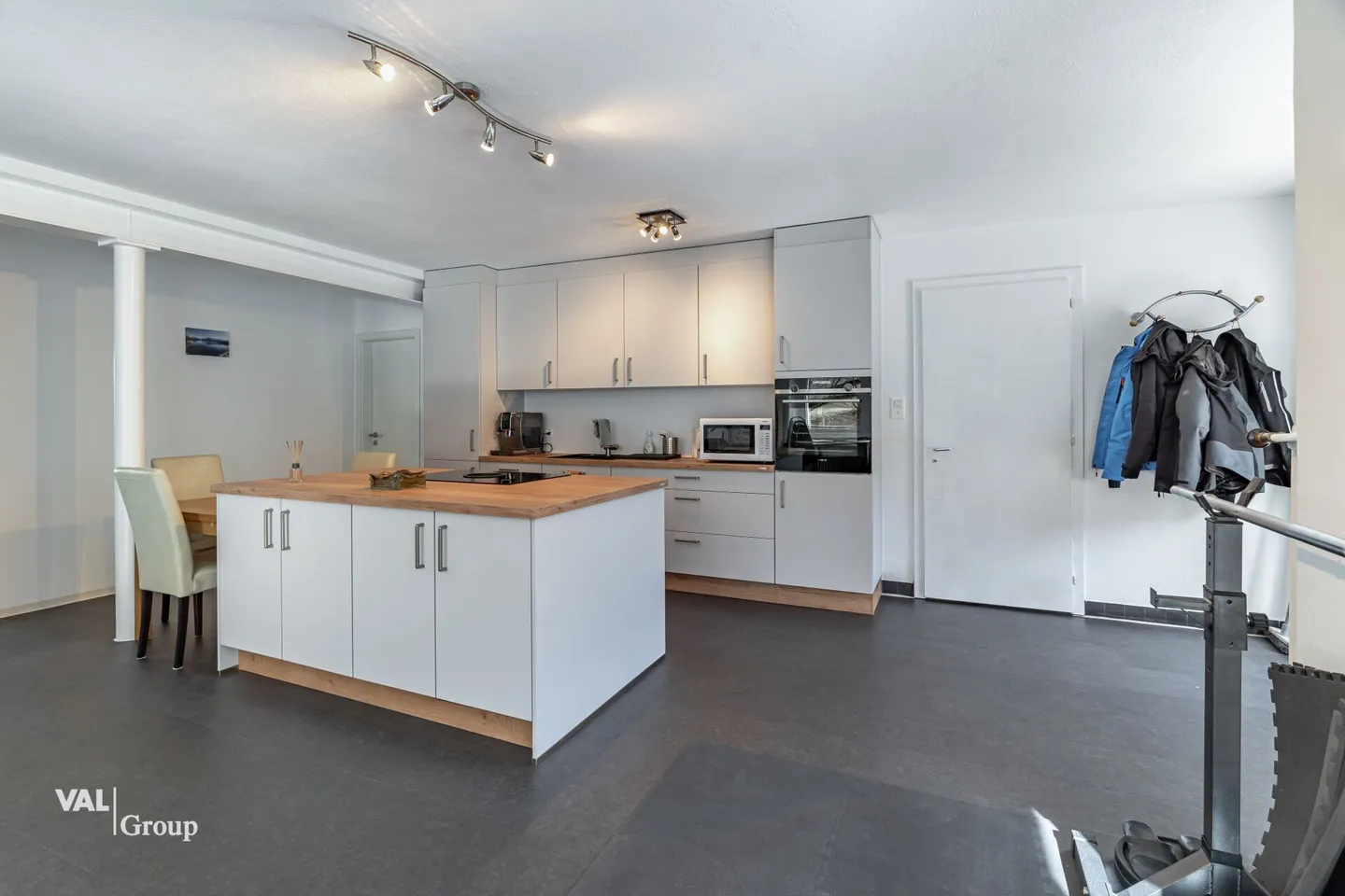 High-yield investment property in a central location - Photo 3 of 21