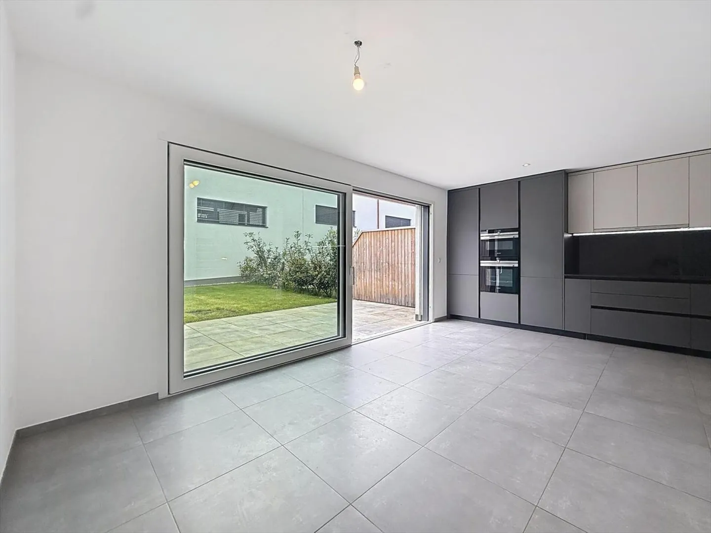 Maison contiguë 5.5 pièces - Photo 2 sur 13