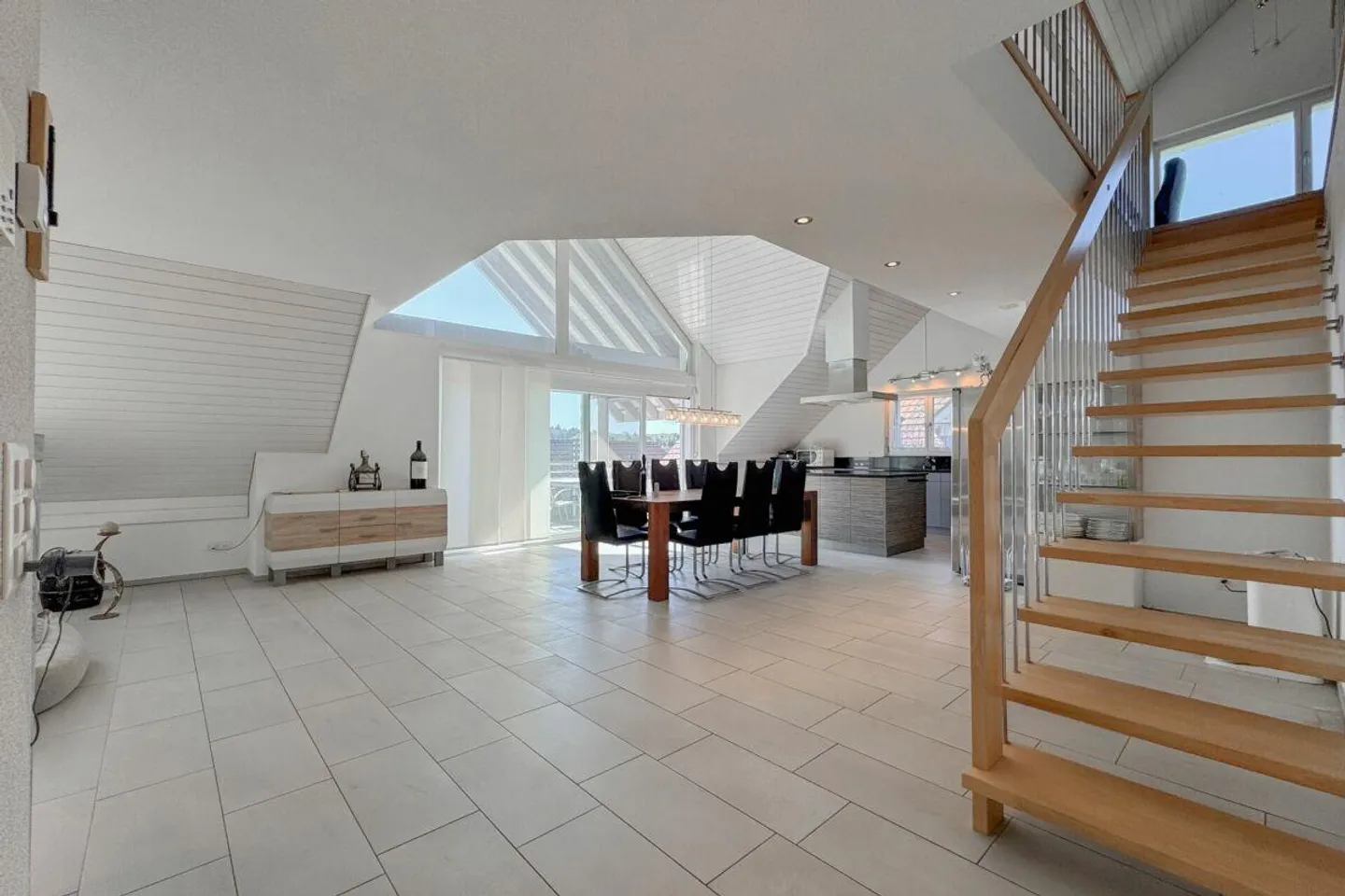 Générosité et légèreté lumineuse : Maisonette en penthouse en bordure de ville - Photo 1 sur 14