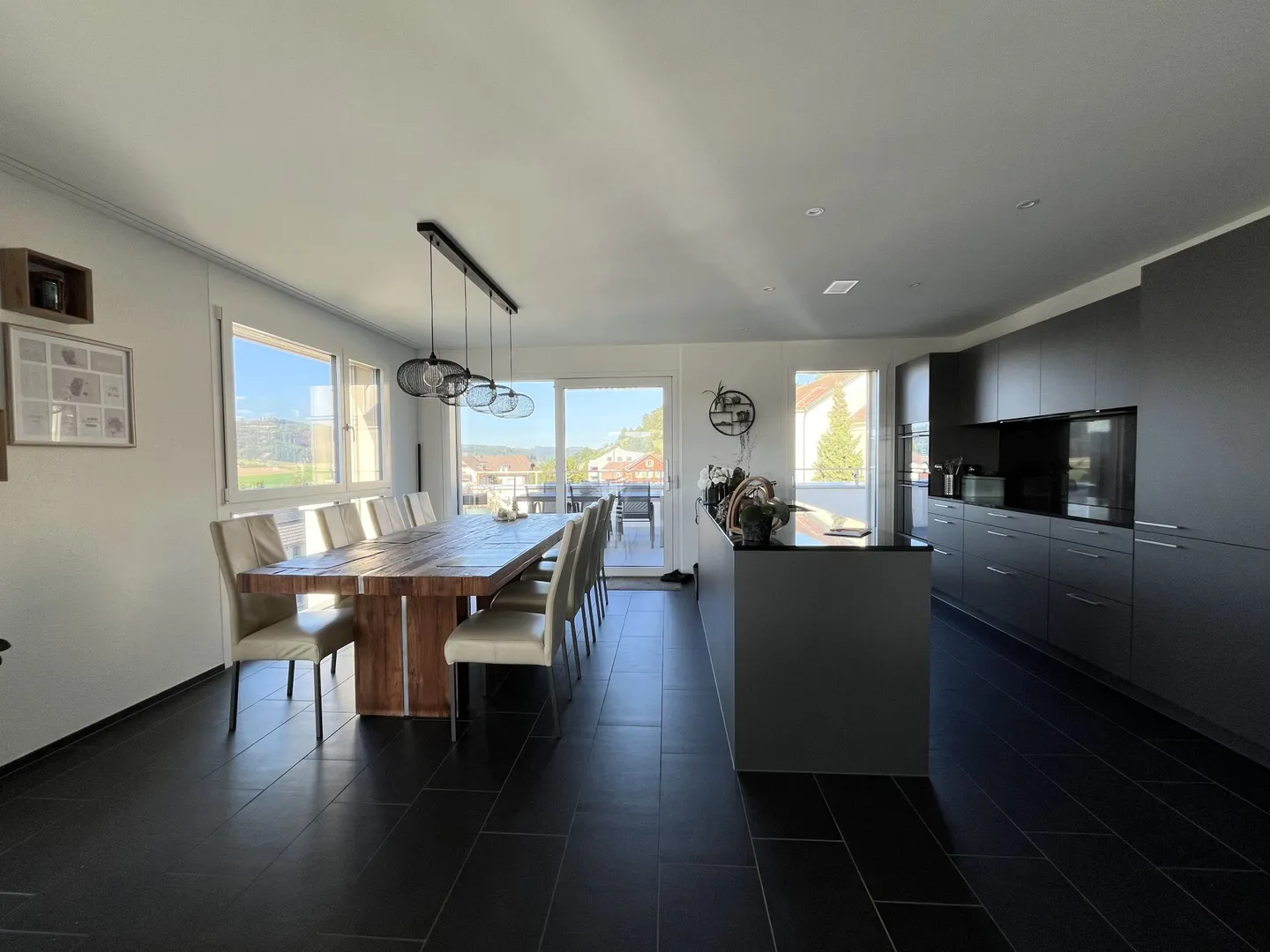 Après première occupation - Appartement moderne de 4,5 pièces en attique au cœur d'Uffikon - Photo 2 sur 11