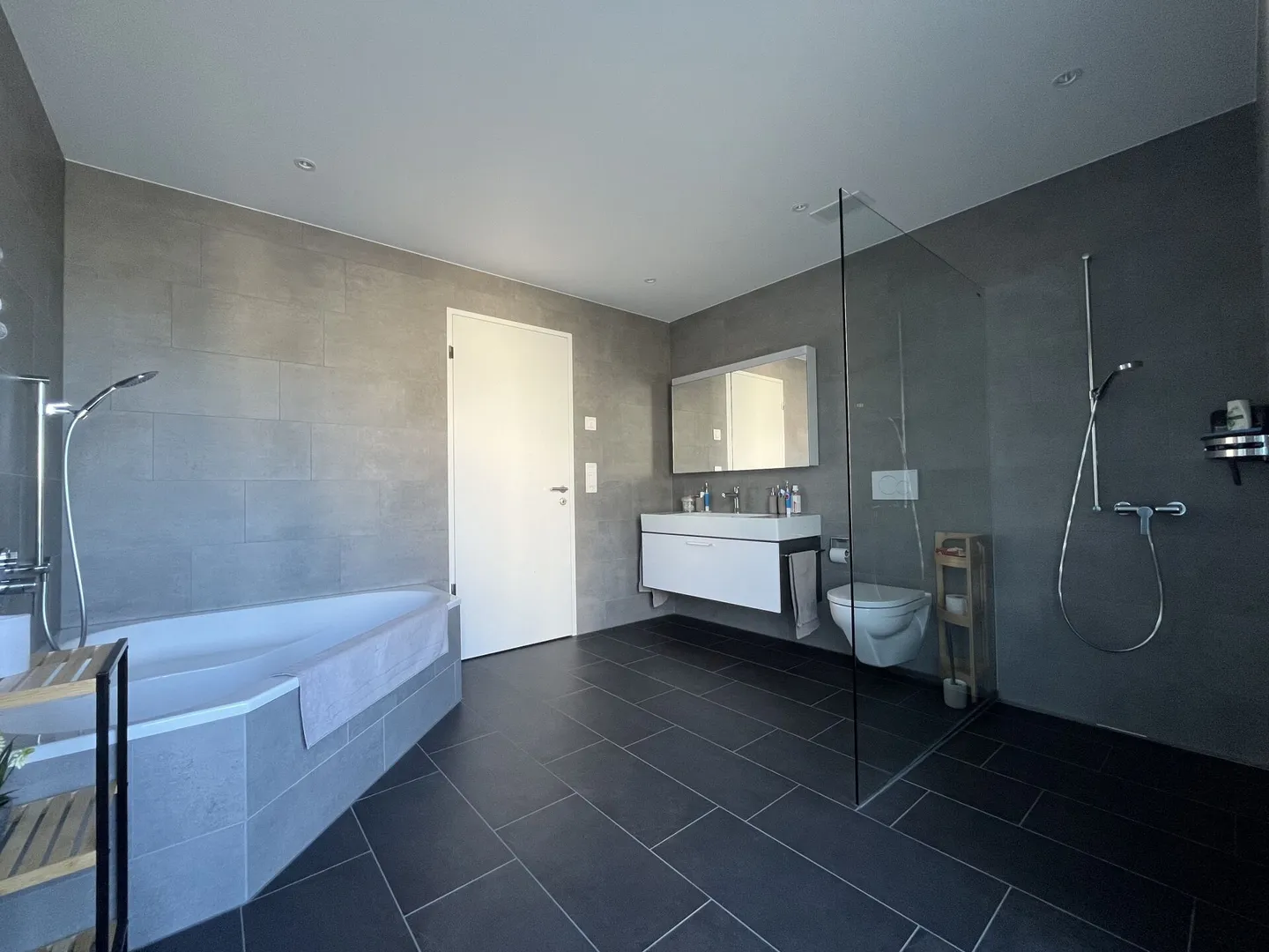 Après première occupation - Appartement moderne de 4,5 pièces en attique au cœur d'Uffikon - Photo 3 sur 11