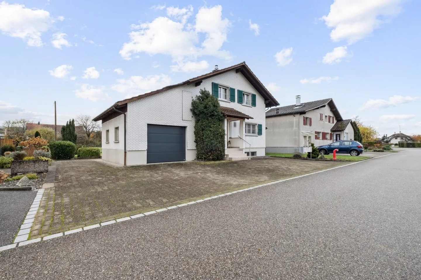 Jewel in an ideal location with potential - Photo 2 of 7