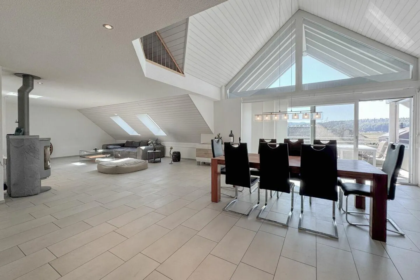 Générosité et légèreté lumineuse : Maisonette en penthouse en bordure de ville - Photo 2 sur 14