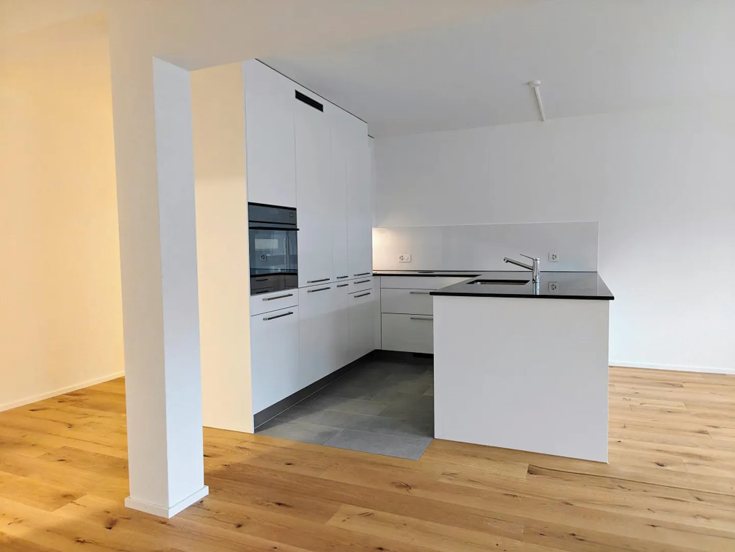 Erstbezug an zentraler Lage - Moderne 3.5-Zimmerwohnung beim Bhf. Egg - Foto 1 von 8