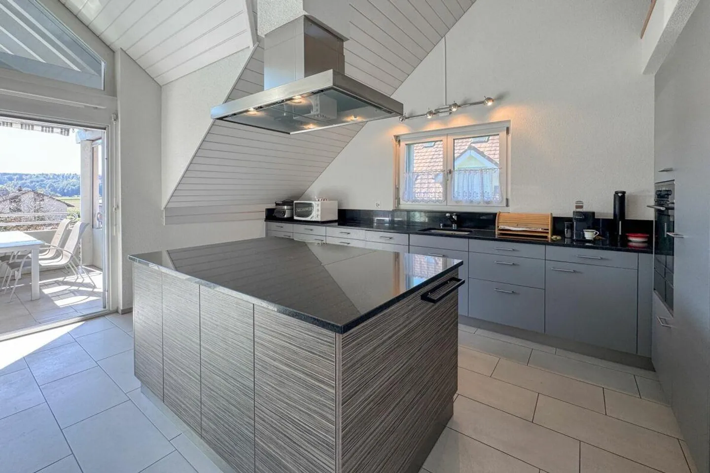 Générosité et légèreté lumineuse : Maisonette en penthouse en bordure de ville - Photo 4 sur 14