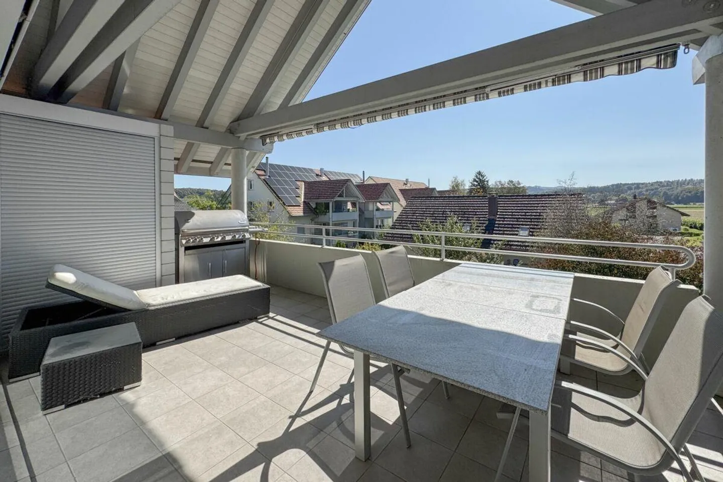 Générosité et légèreté lumineuse : Maisonette en penthouse en bordure de ville - Photo 5 sur 14