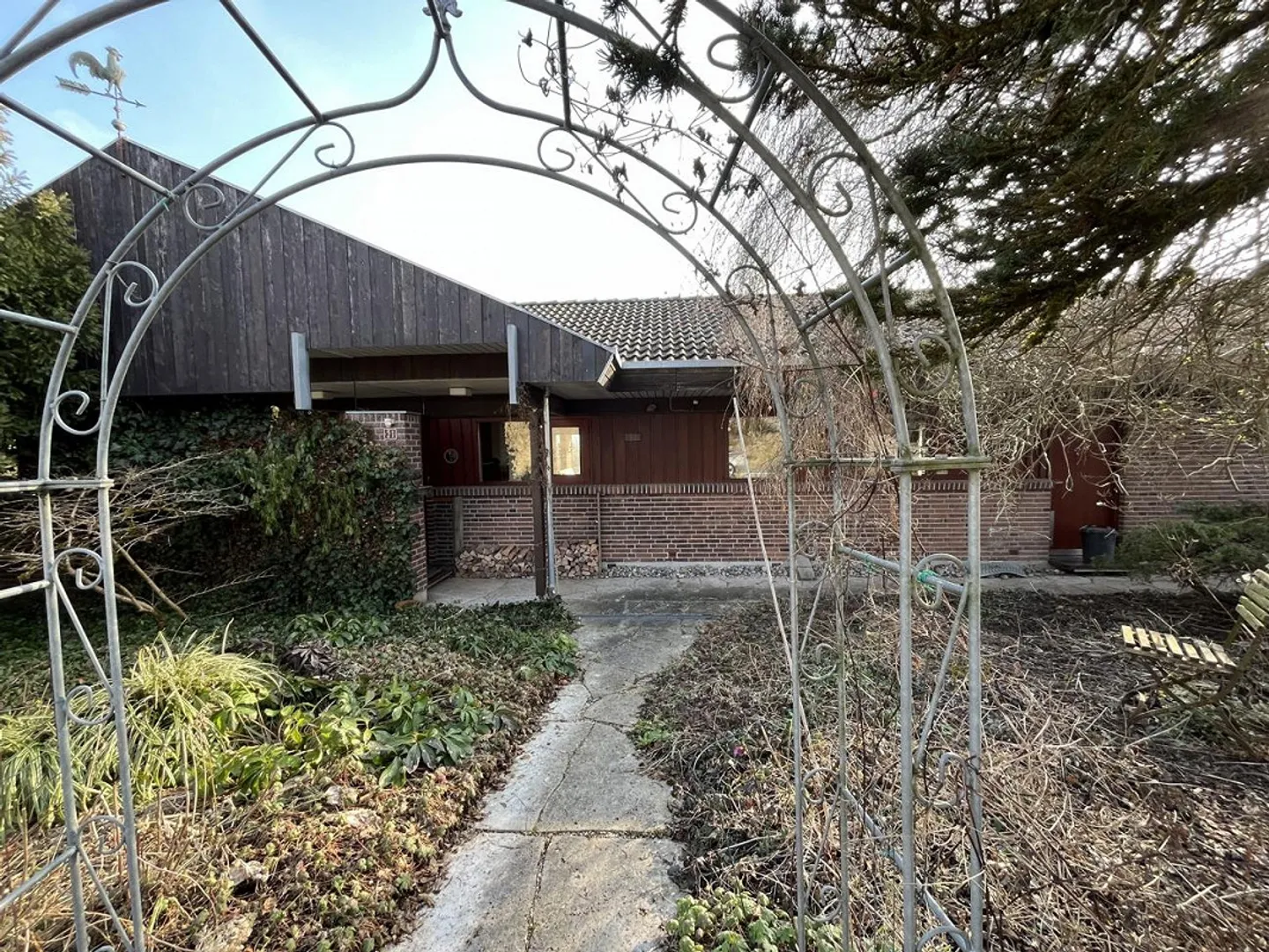 Paradiso verde con bungalow sulla pendenza soleggiata a Schleitheim in vendita... - Foto 1 di 20