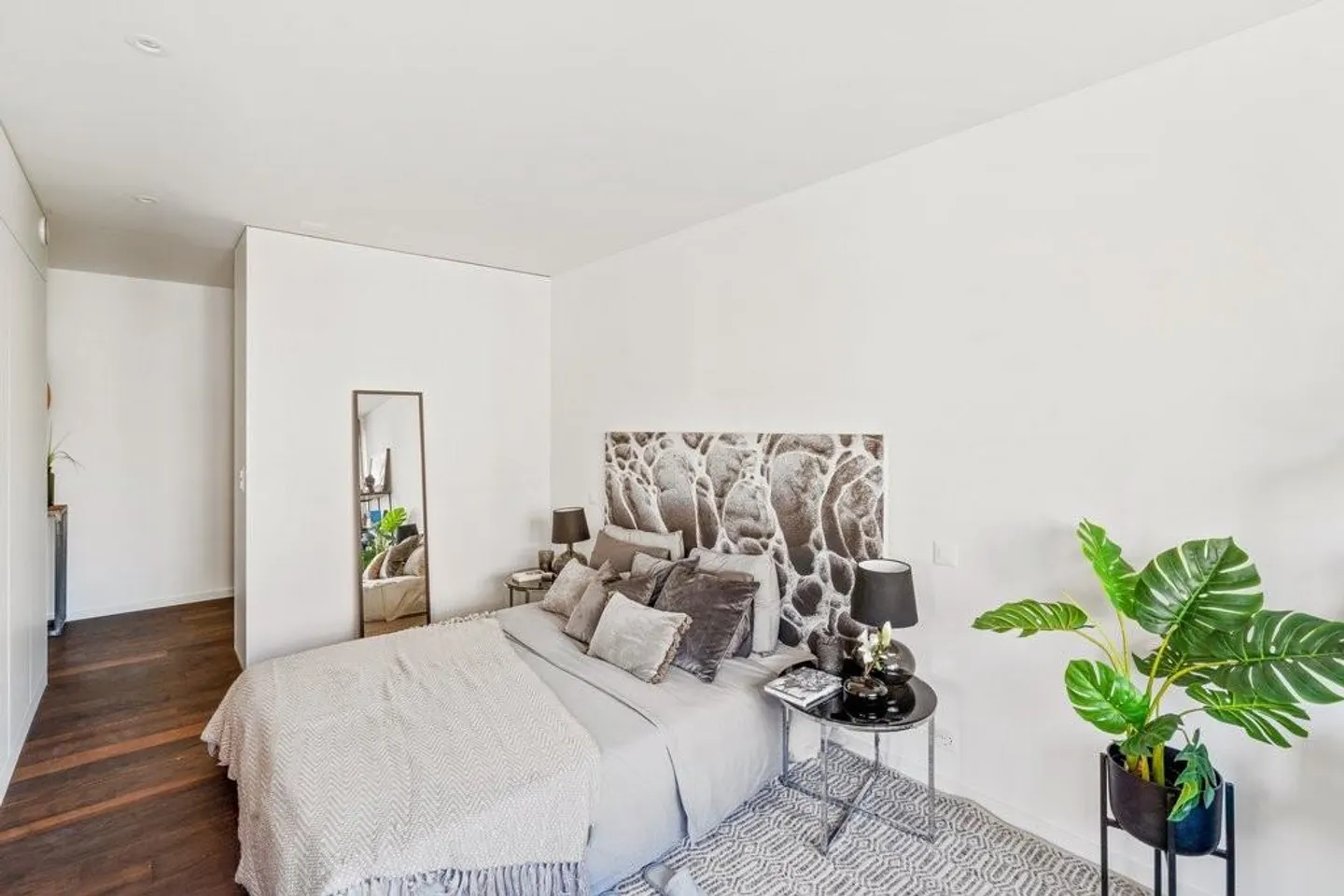Bright Loft Apartment in the Heart of Zurich-Oerlikon - Photo 3 of 6