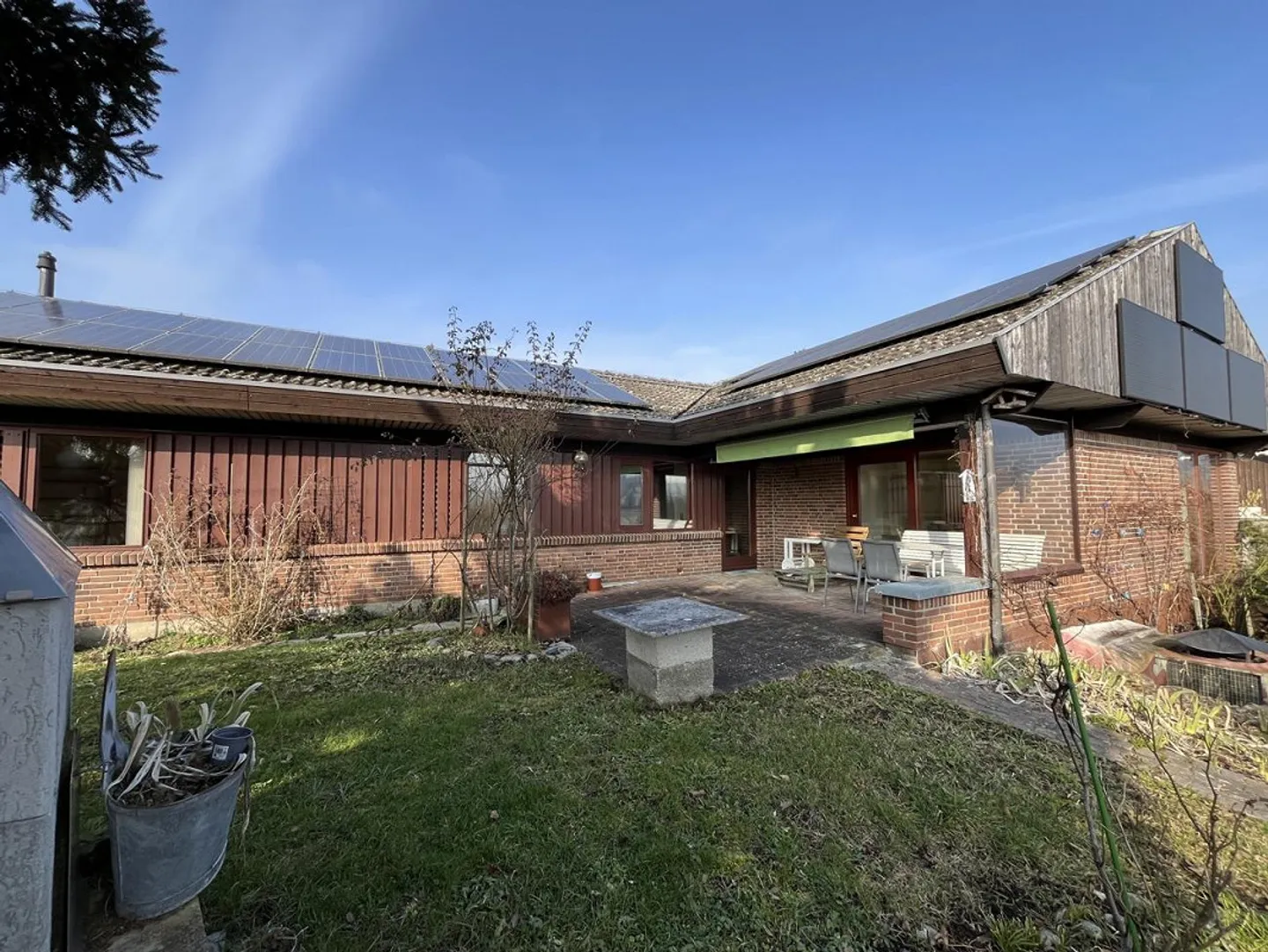 Paradiso verde con bungalow sulla pendenza soleggiata a Schleitheim in vendita... - Foto 2 di 20