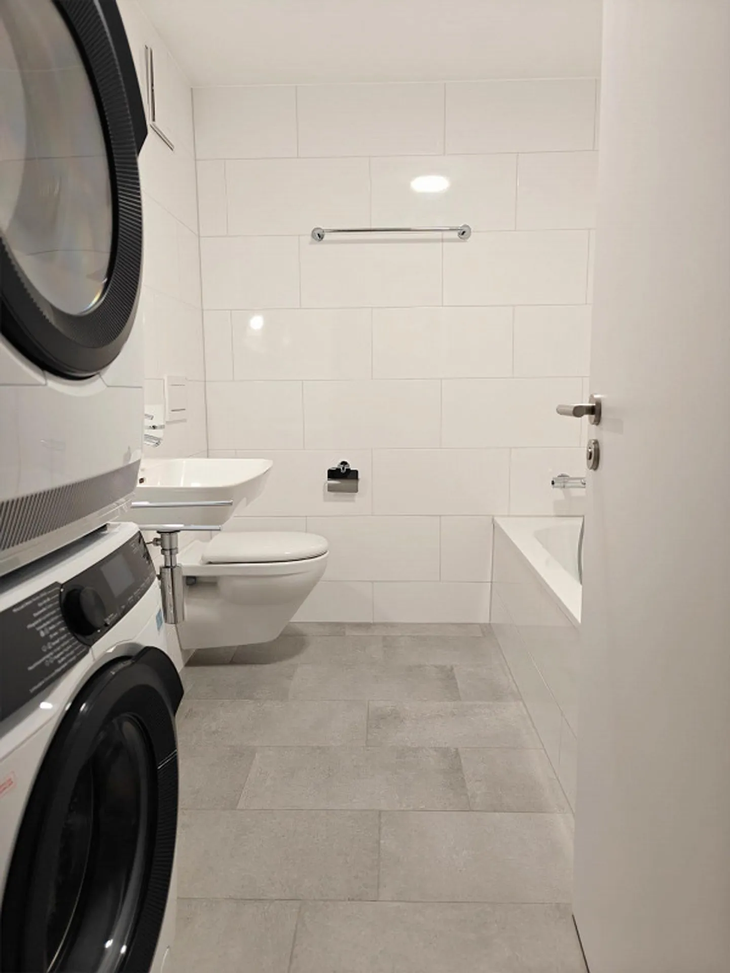 Erstbezug an zentraler Lage - Moderne 3.5-Zimmerwohnung beim Bhf. Egg - Foto 6 von 8