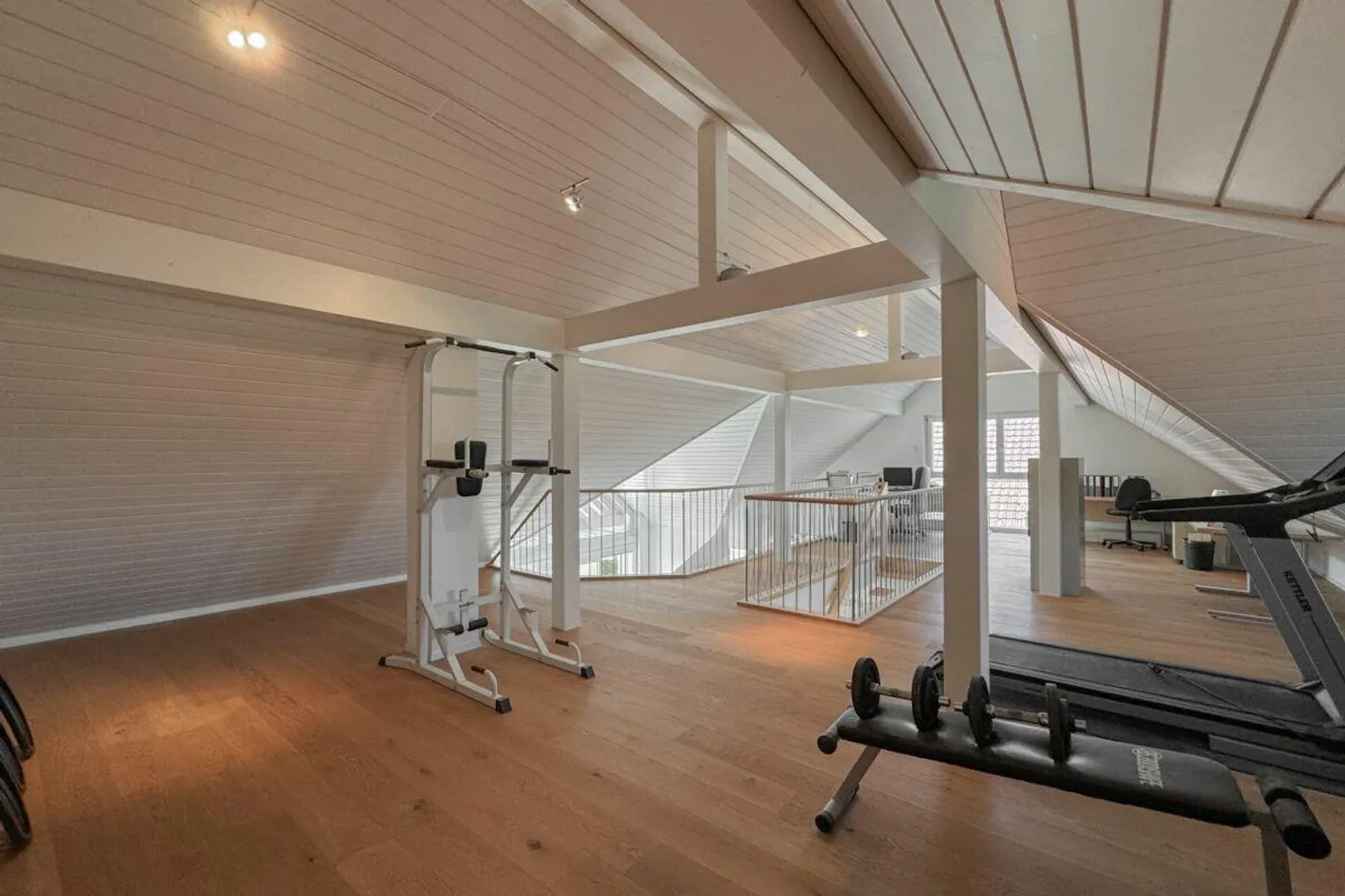 Générosité et légèreté lumineuse : Maisonette en penthouse en bordure de ville - Photo 8 sur 14