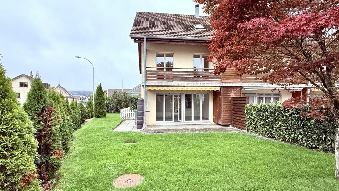 Ampia e ben curata casa a schiera angolare con bel giardino - Foto 1 di 14
