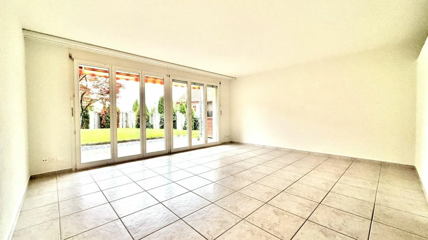 Ampia e ben curata casa a schiera angolare con bel giardino - Foto 2 di 14