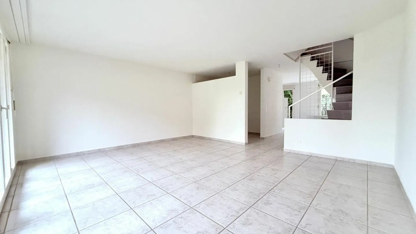 Ampia e ben curata casa a schiera angolare con bel giardino - Foto 4 di 14