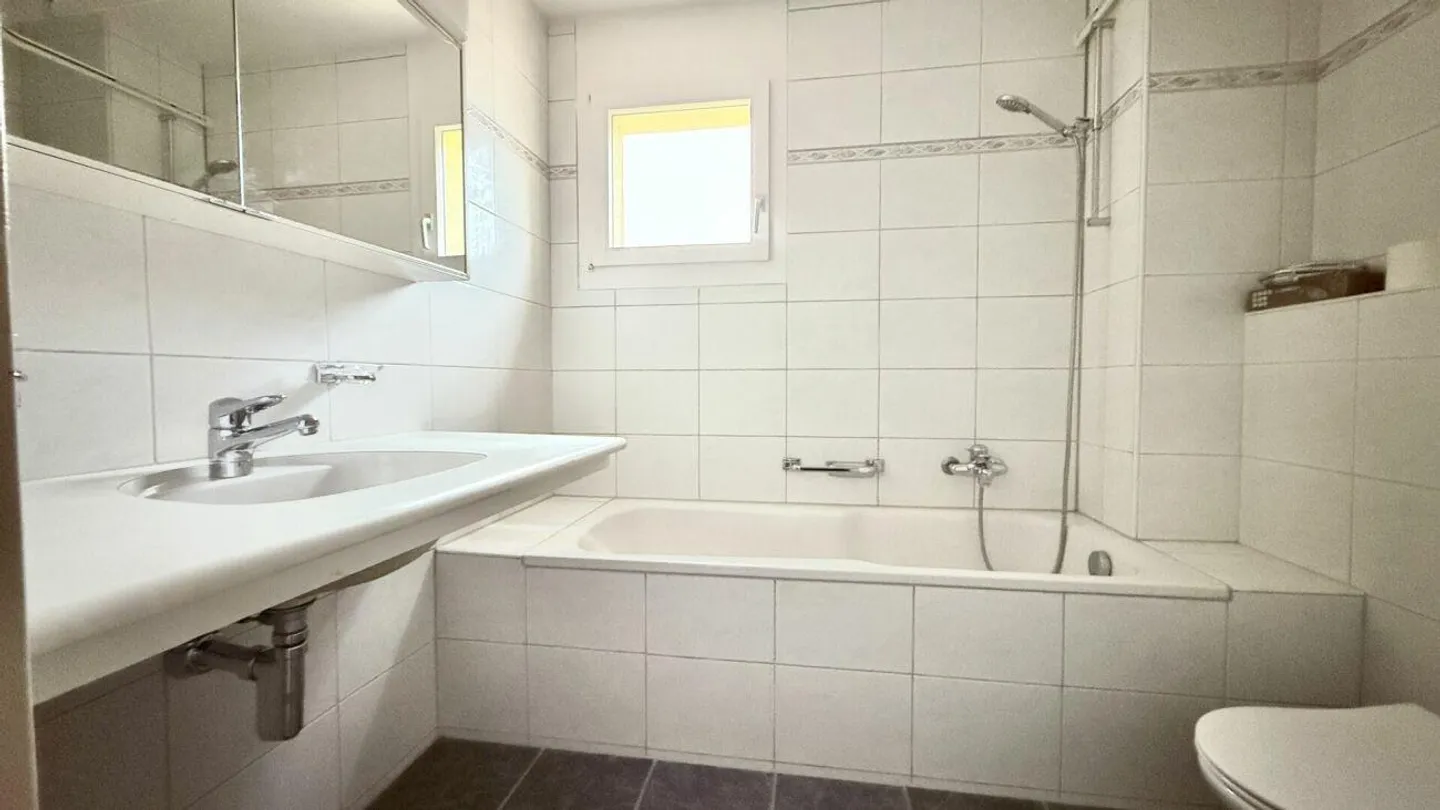 Ampia e ben curata casa a schiera angolare con bel giardino - Foto 7 di 14