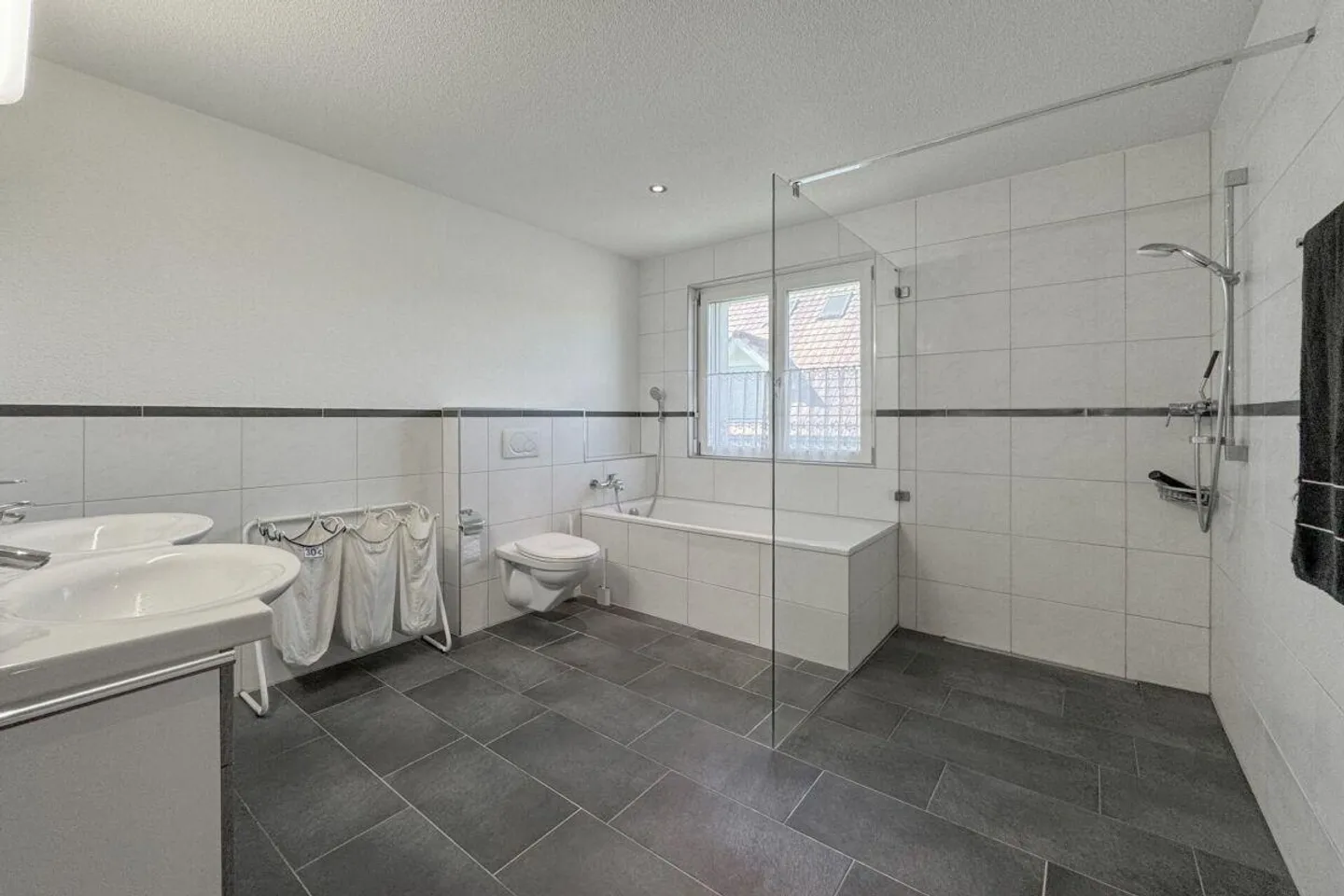 Générosité et légèreté lumineuse : Maisonette en penthouse en bordure de ville - Photo 9 sur 14