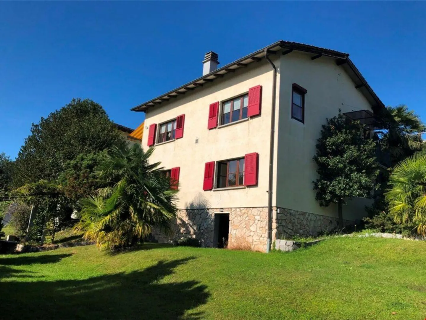 Geräumiges und ruhiges Einfamilienhaus mit Garten - Foto 1 von 13