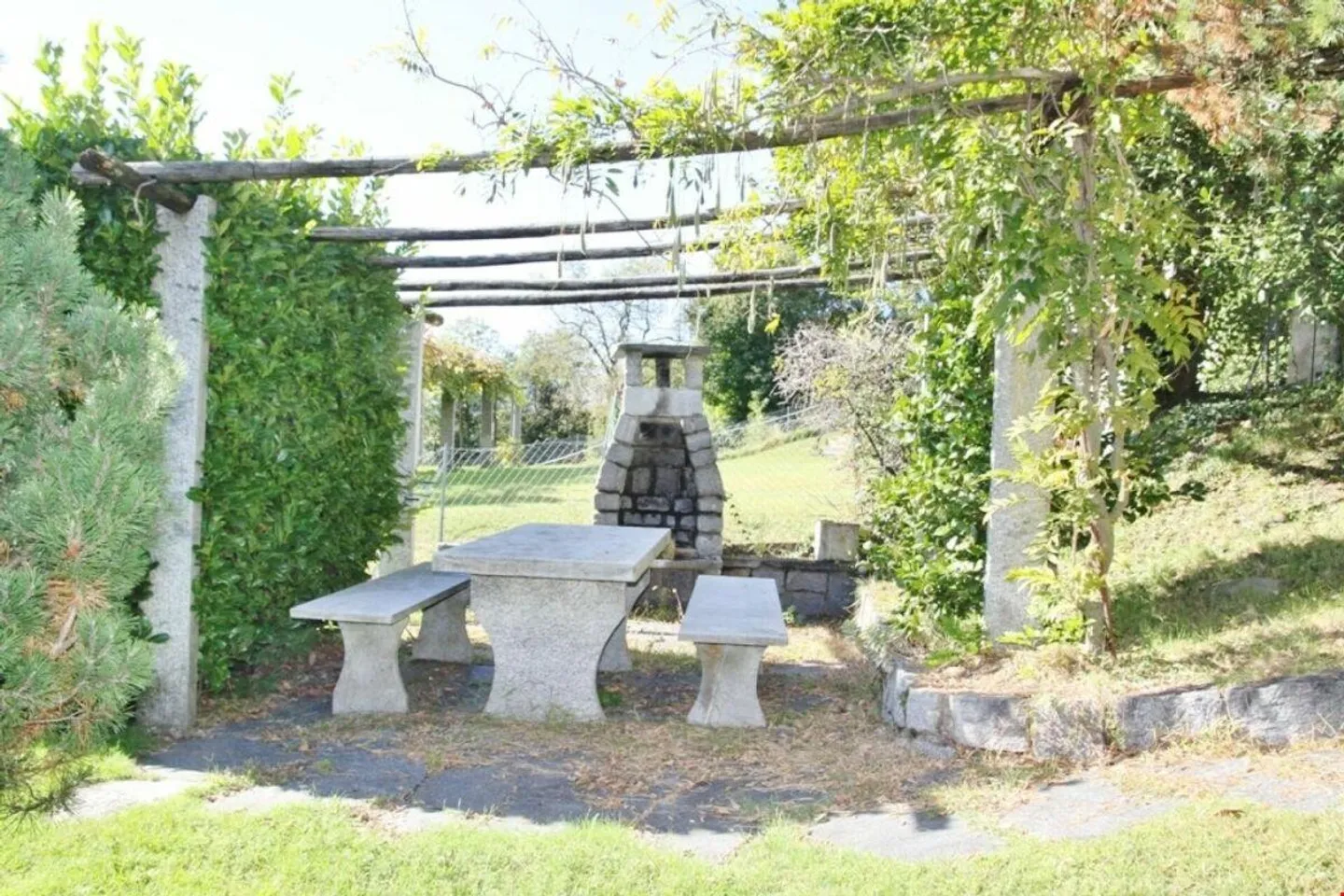 Geräumiges und ruhiges Einfamilienhaus mit Garten - Foto 3 von 13