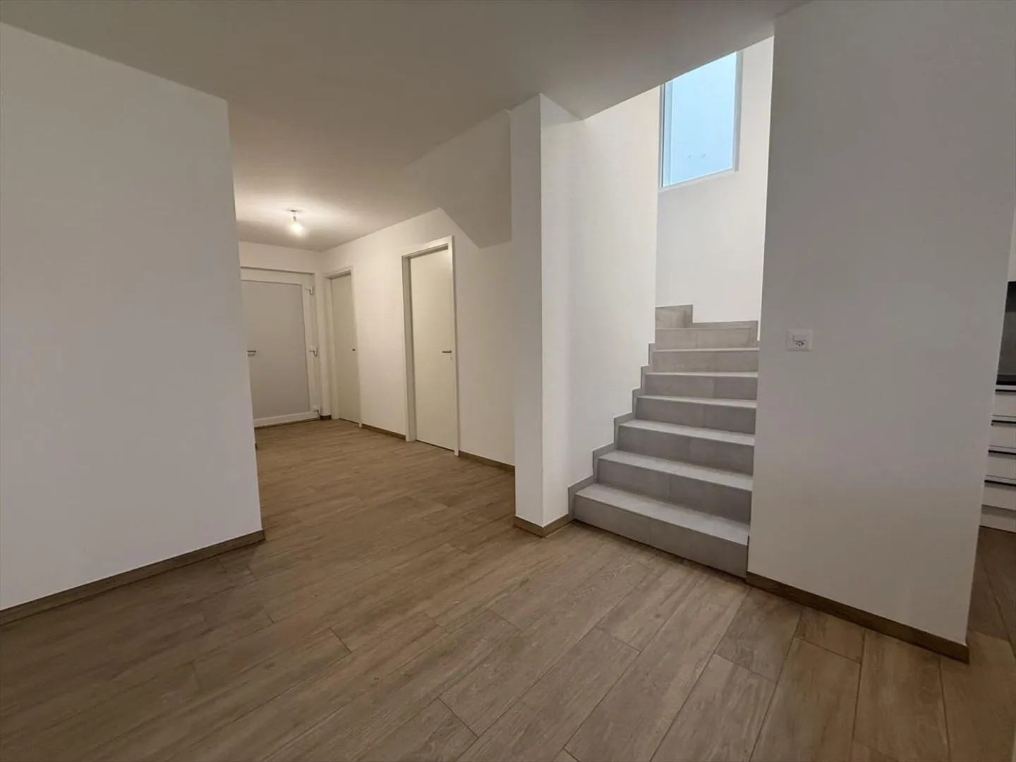 Maison contiguë 5.5 pièces - Photo 4 sur 13