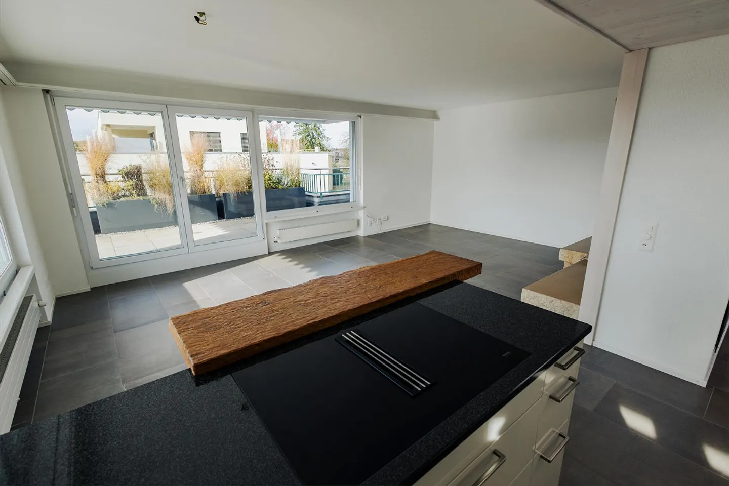 Appartement en attique de 3,5 pièces avec grande terrasse à Rütihof - Photo 2 sur 19