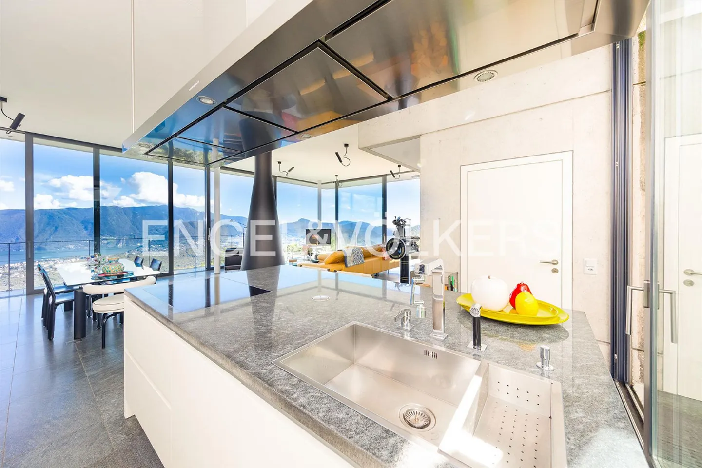 Elegante Villa mit Garten und Seeblick - Foto 7 von 13