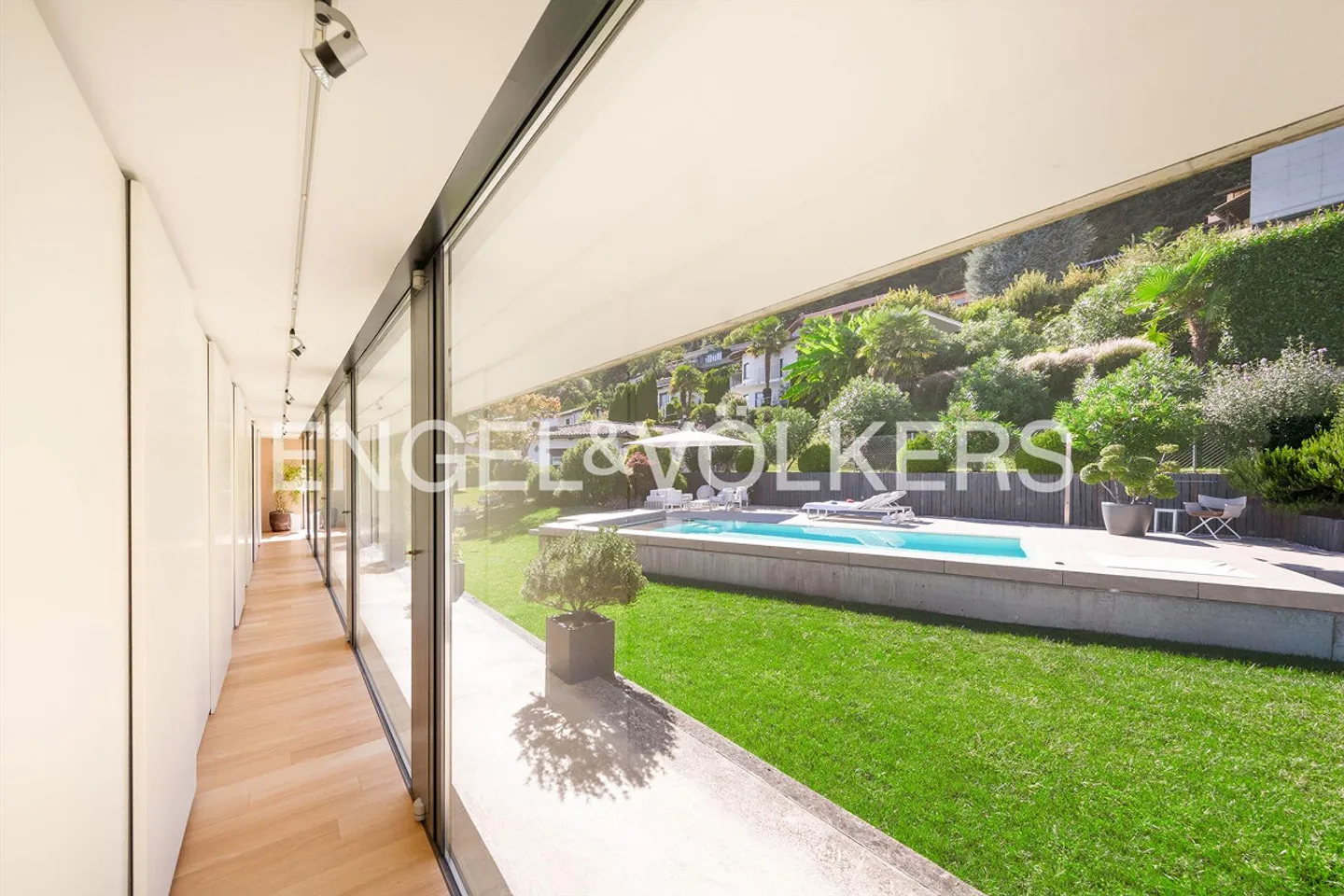 Elegante Villa mit Garten und Seeblick - Foto 10 von 13