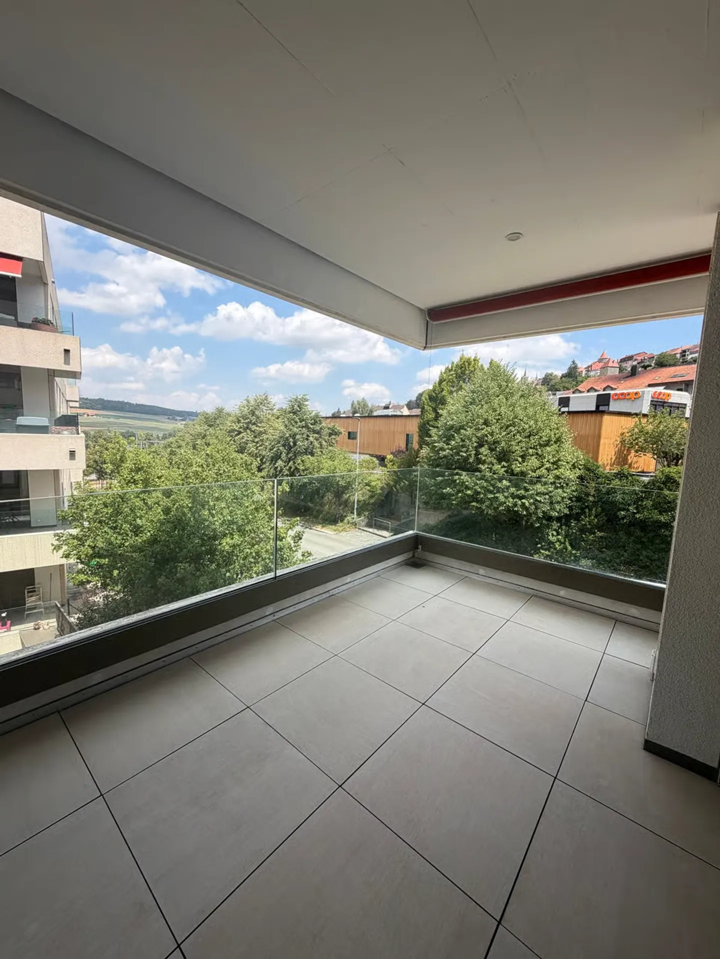 For rent - Magnificent recent 3.5 room apartment in Romont - Photo 3 of 8