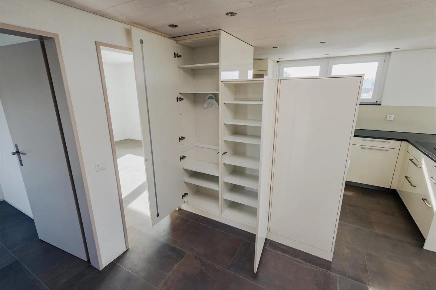 Appartement en attique de 3,5 pièces avec grande terrasse à Rütihof - Photo 6 sur 19