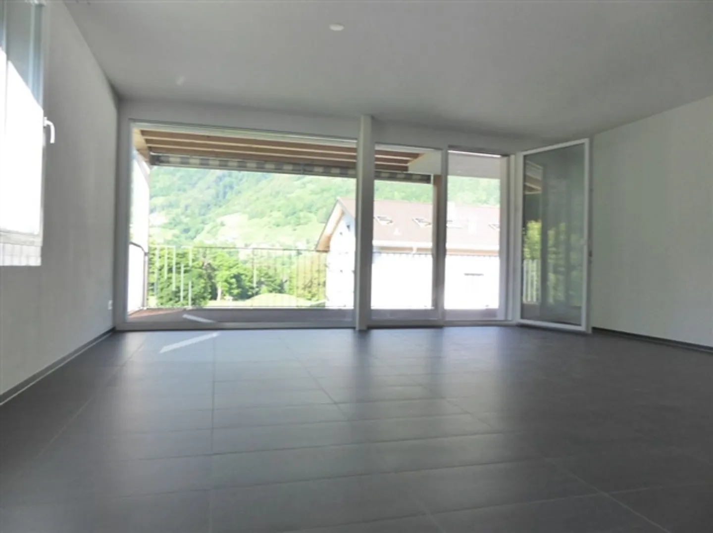 Modern 3 1/2-room apartment with large balcony - Photo 5 of 15