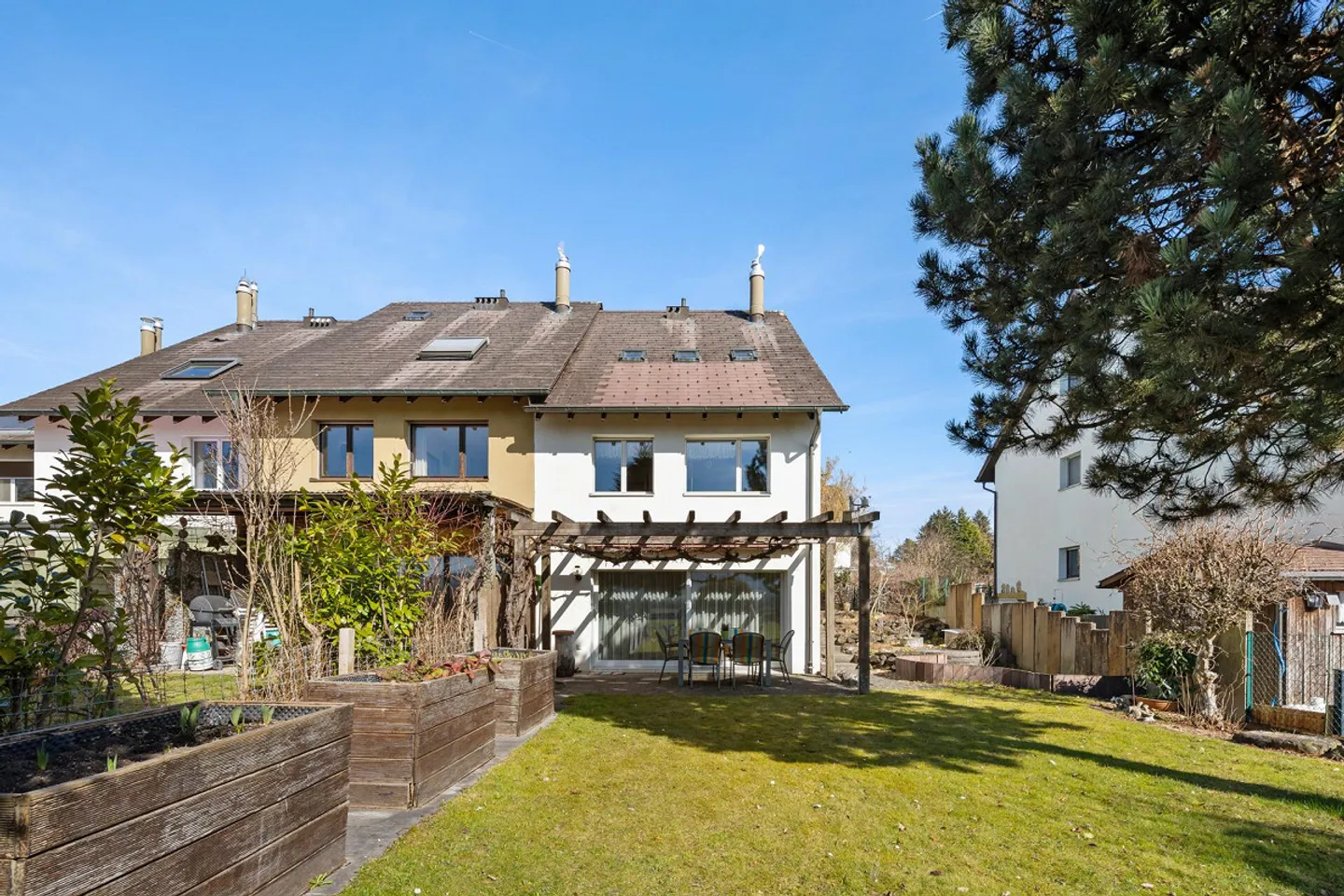 Incantevole casa a schiera angolare in posizione attraente vicino al Greifensee - Foto 1 di 37