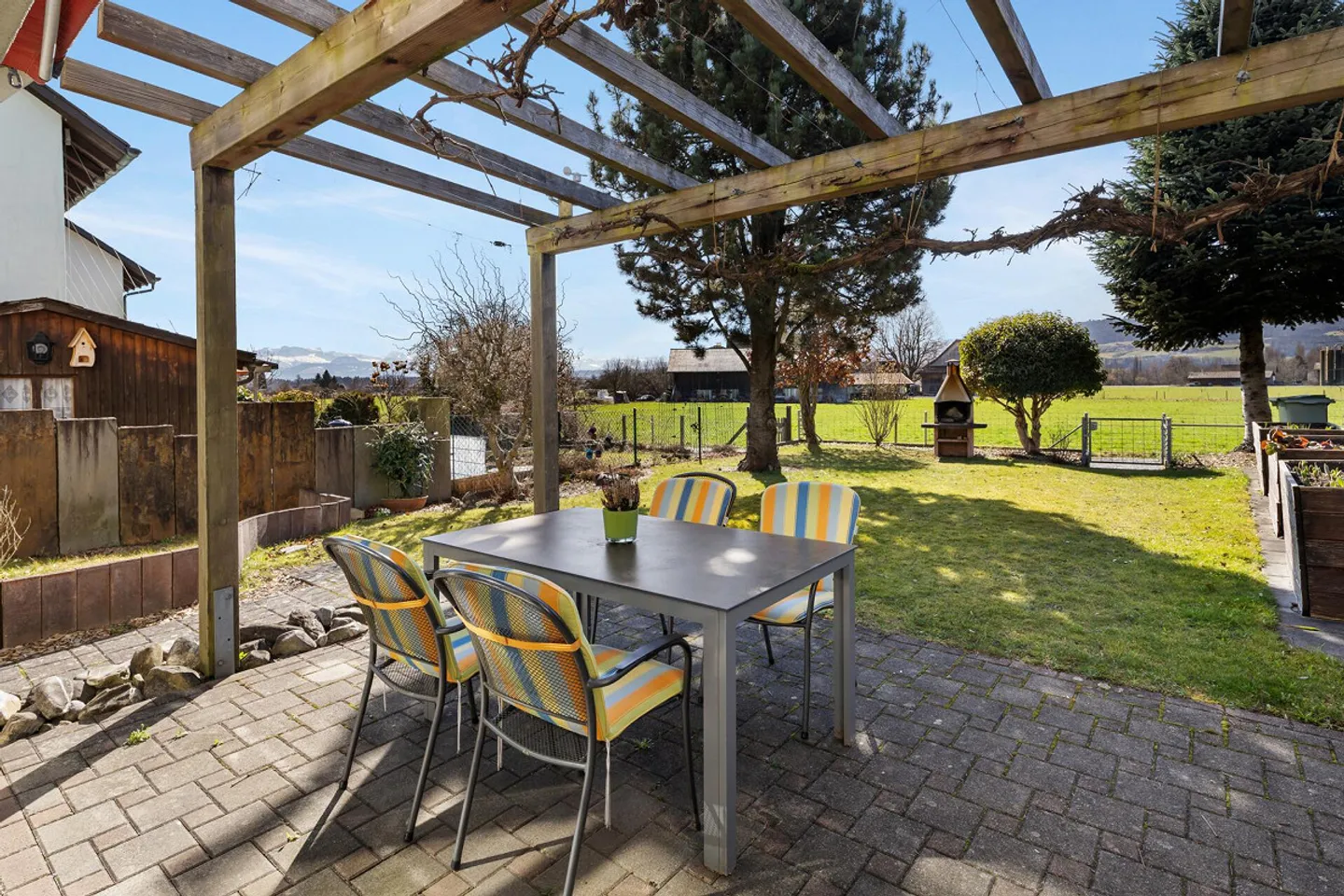 Incantevole casa a schiera angolare in posizione attraente vicino al Greifensee - Foto 3 di 37