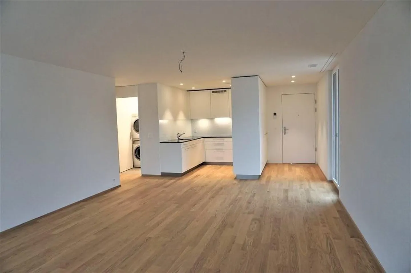 Posizione molto tranquilla con torre di lavaggio privata e grande balcone! - Foto 1 di 10