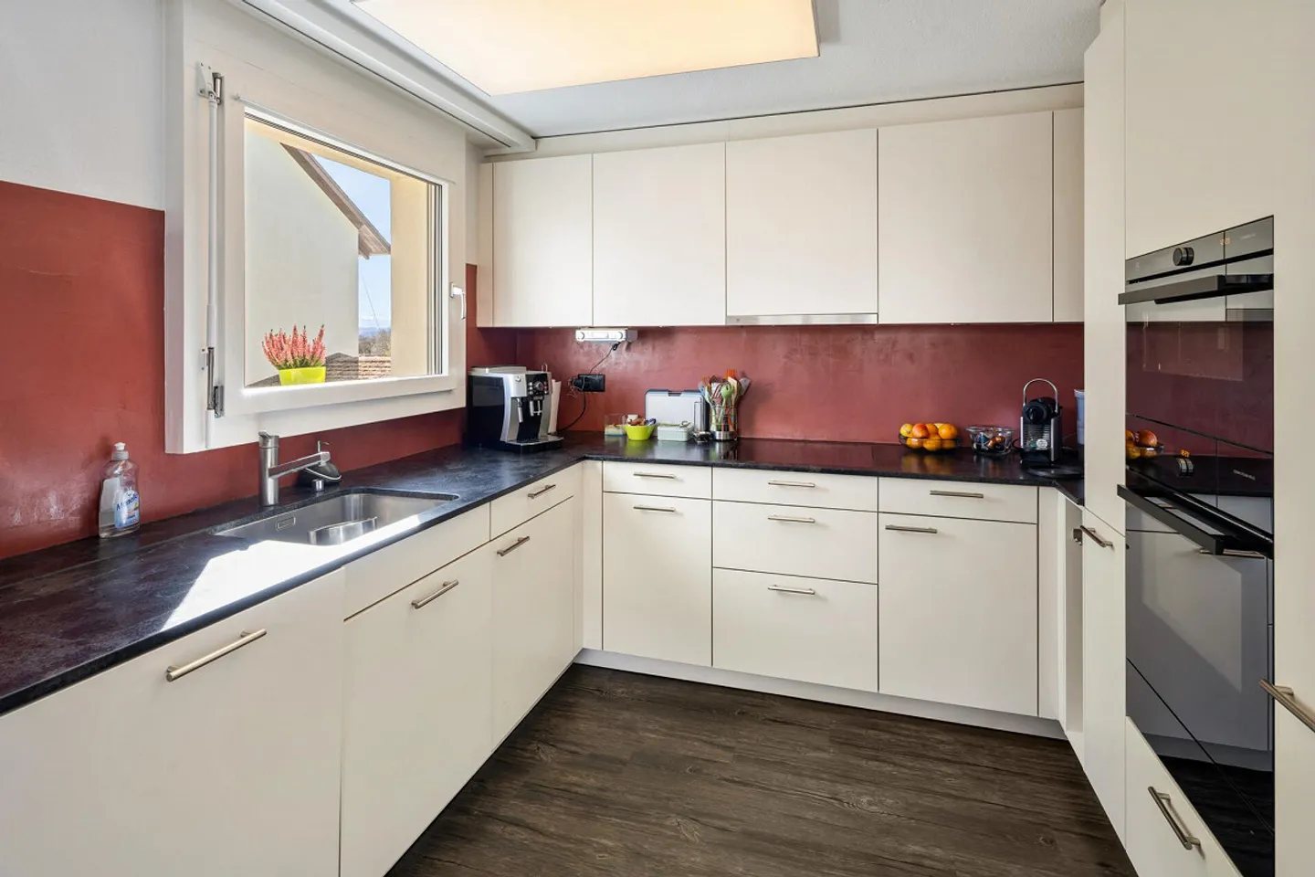 Incantevole casa a schiera angolare in posizione attraente vicino al Greifensee - Foto 6 di 37