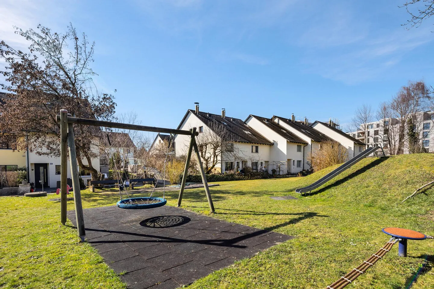 Incantevole casa a schiera angolare in posizione attraente vicino al Greifensee - Foto 29 di 37