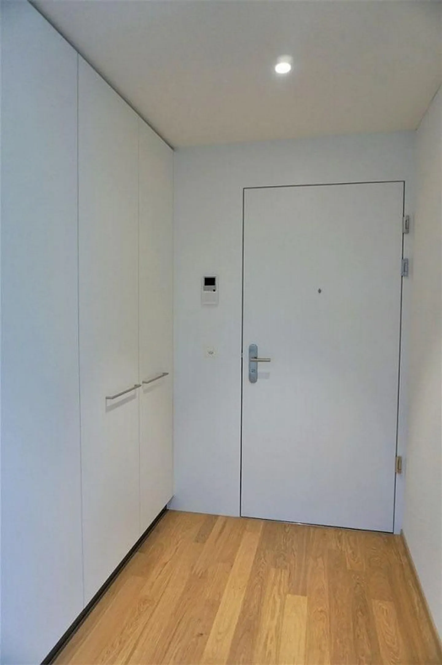 Posizione molto tranquilla con torre di lavaggio privata e grande balcone! - Foto 8 di 10