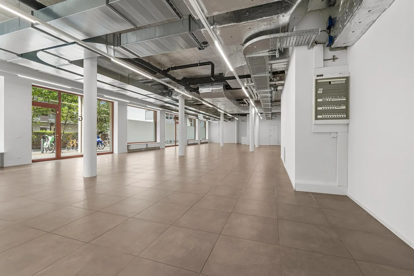 Espace commercial spacieux dans un emplacement attrayant dans le quartier Greencity - Photo 4 sur 9
