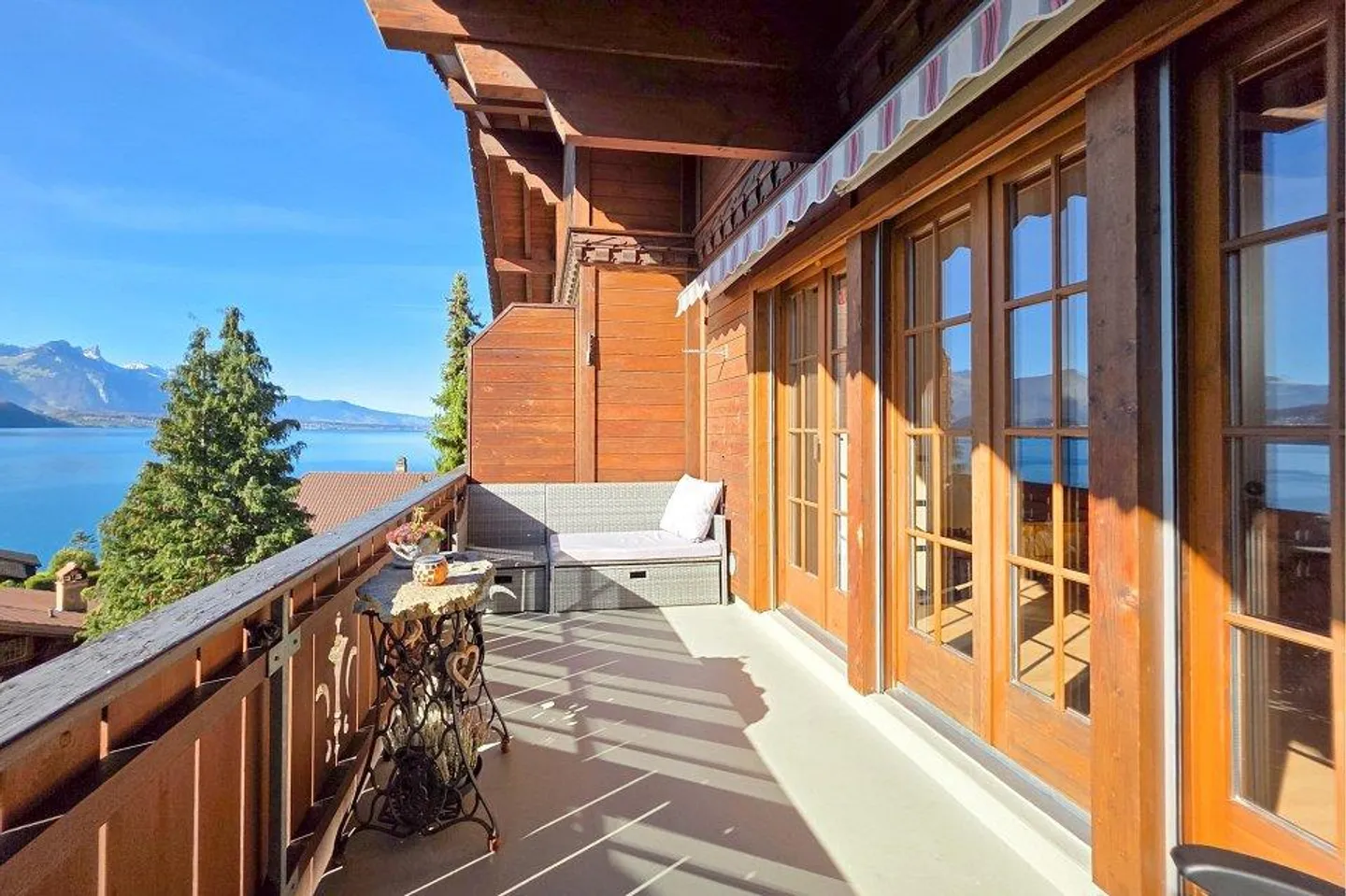 Vivi dove gli altri fanno vacanza: il tuo appartamento da sogno sopra il lago di Thun! - Foto 3 di 13