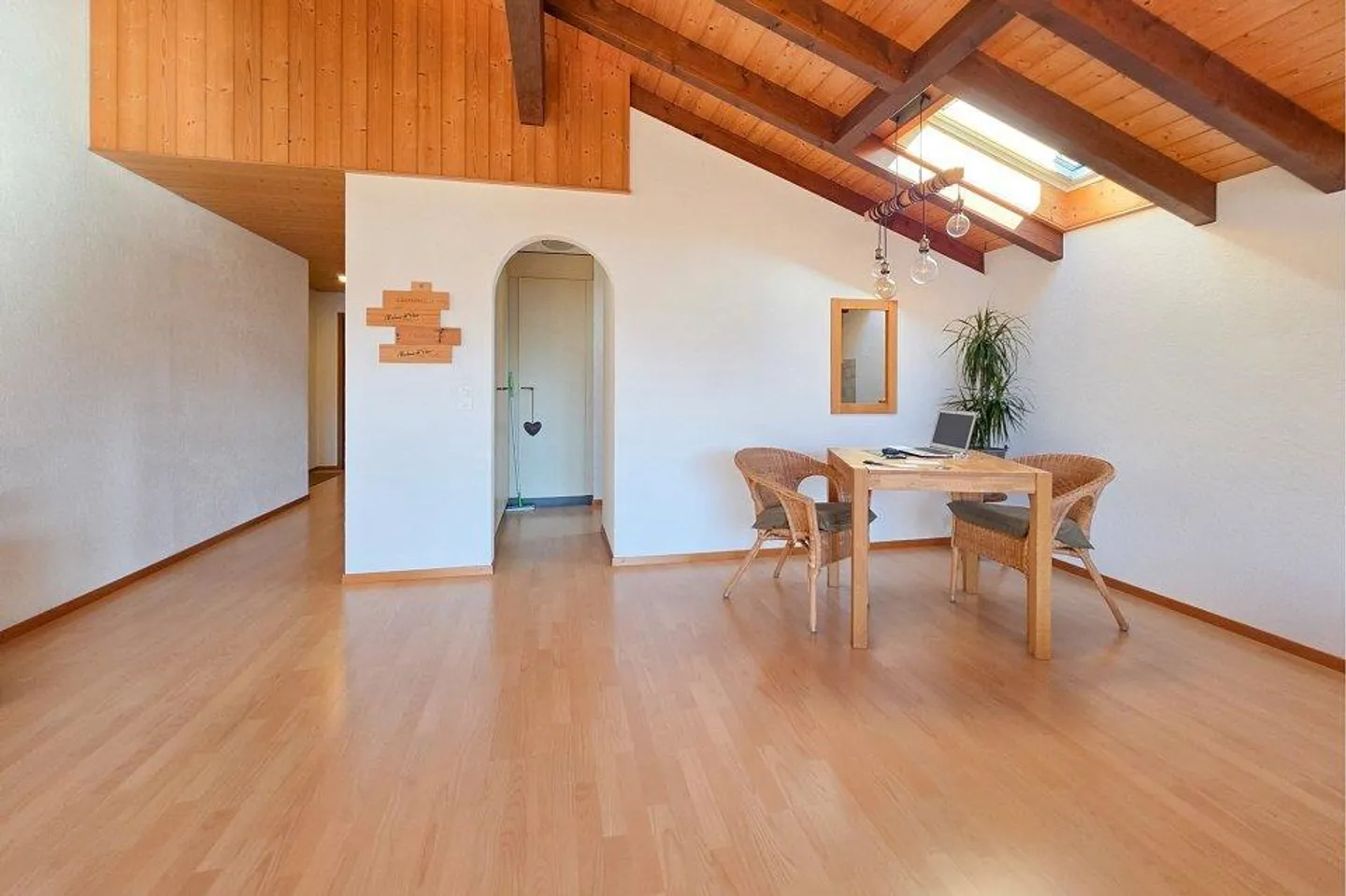 Vivi dove gli altri fanno vacanza: il tuo appartamento da sogno sopra il lago di Thun! - Foto 7 di 13