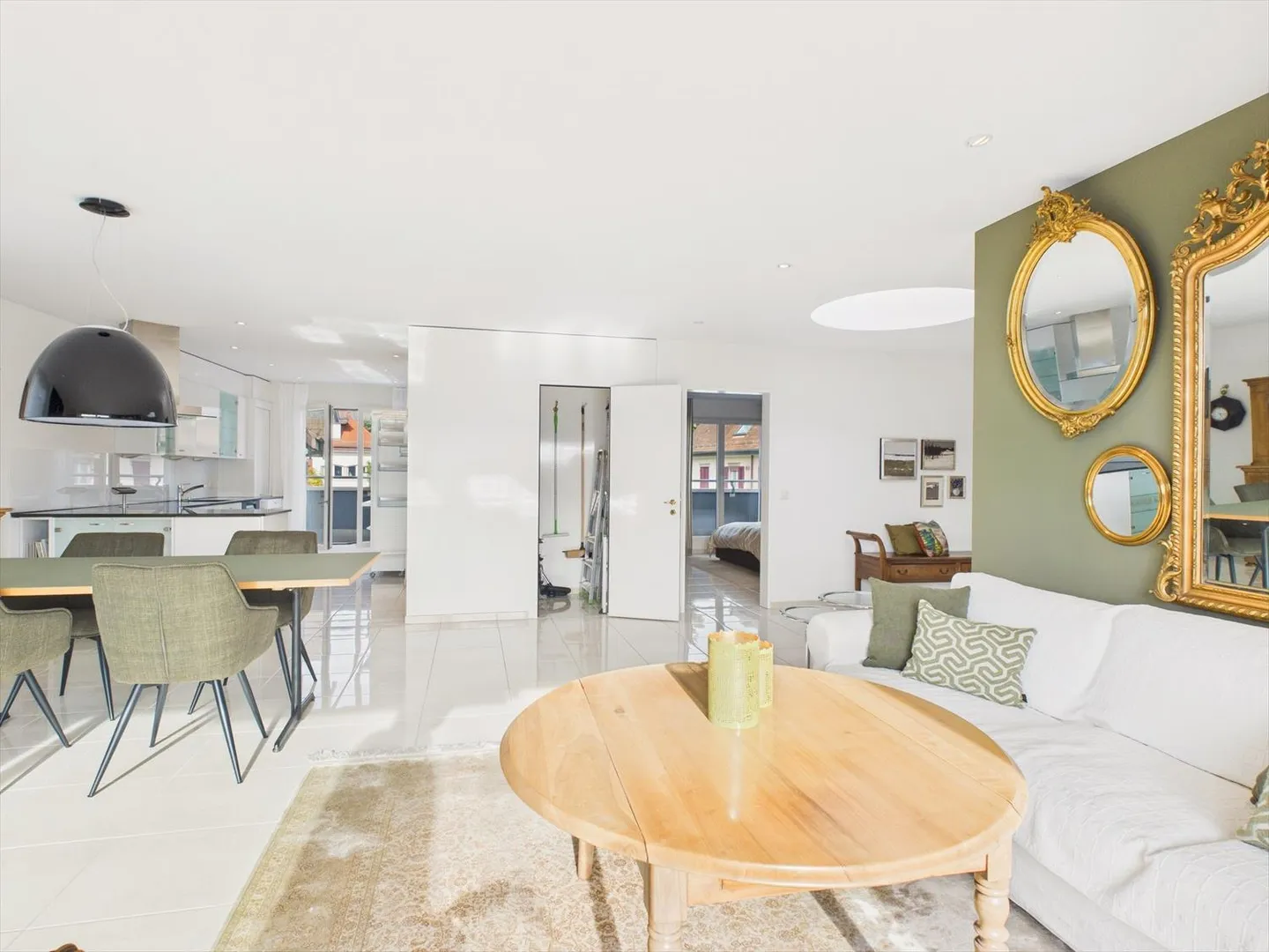 Appartement penthouse meublé de 3,5 pièces avec grande terrasse et vue de rêve - Photo 1 sur 11